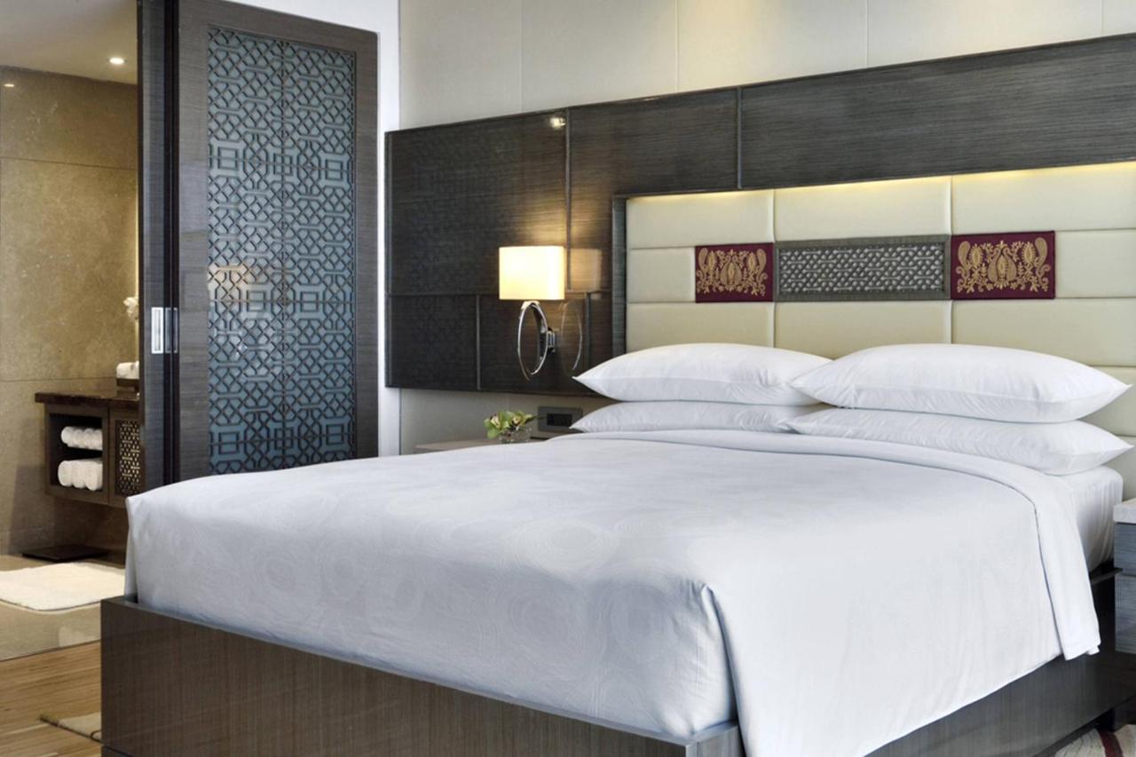 Hotel Jw Marriott Mumbai Sahar Airport Exteriér fotografie A bedroom at the hotel