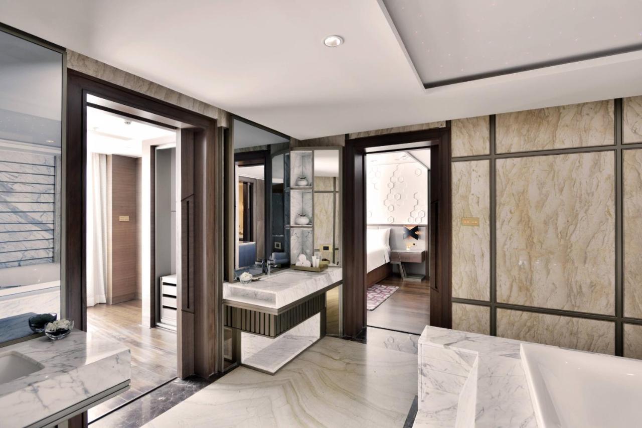 Hotel Jw Marriott Mumbai Sahar Airport Exteriér fotografie A bathroom at The Ritz-Carlton, Dubai