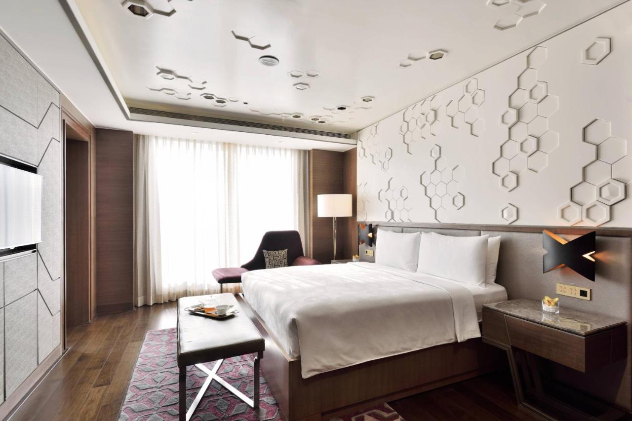 Hotel Jw Marriott Mumbai Sahar Airport Exteriér fotografie A bedroom at the hotel